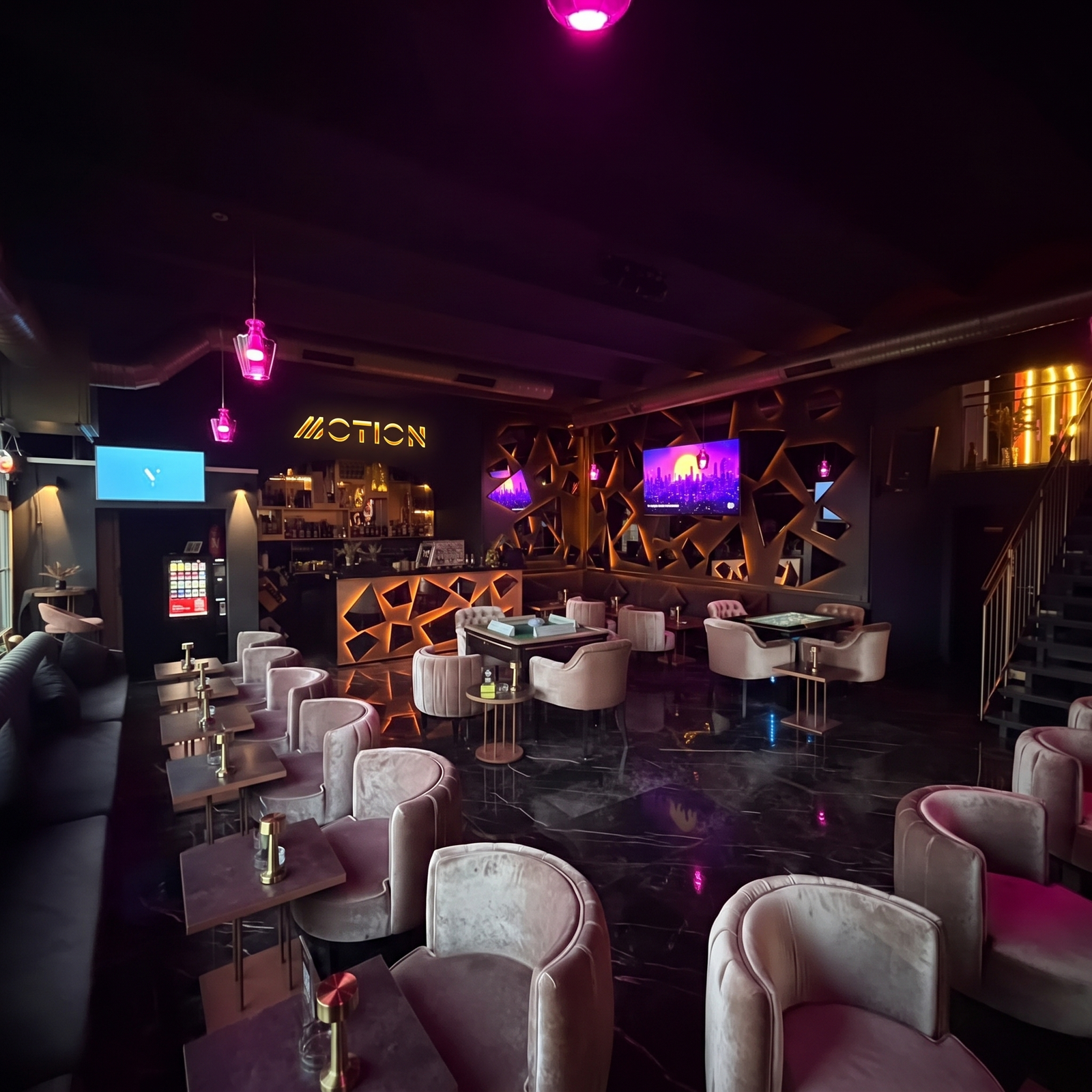 Eingangsbereich mit Rosenwand im MOTION HOOKAH CLUB